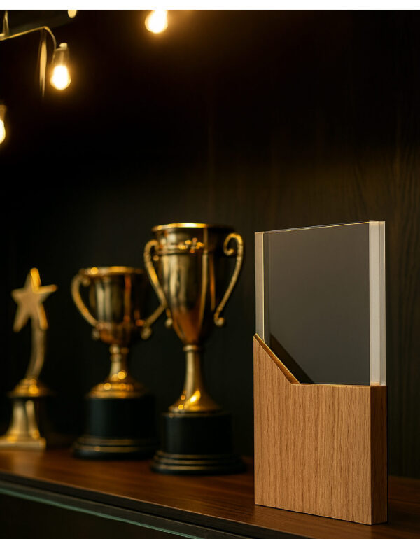 TROFEO DE CRISTAL CON BASE DE MADERA PREMIUM