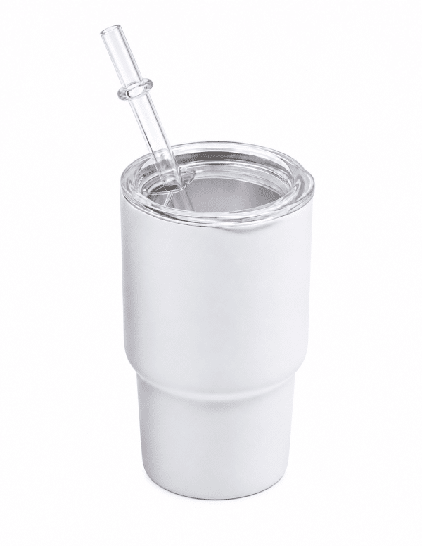 Termo Shot Glass de 3 oz blanco con tapa transparente y popote sobre fondo blanco